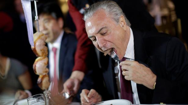 Brasiliens Präsident Michel Temer isst nun demonstrativ Steak