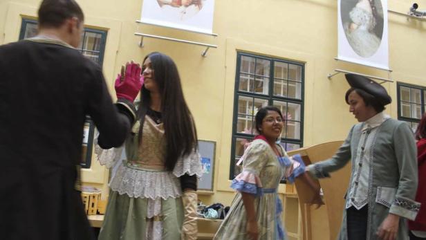 Personen in historischen Kostümen interagieren in einem gelben Raum.