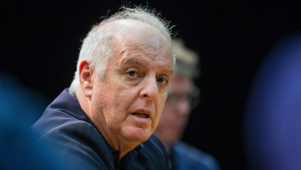 Ein Mann mit grauem Haar und dunklem Jackett schaut in die Kamera.