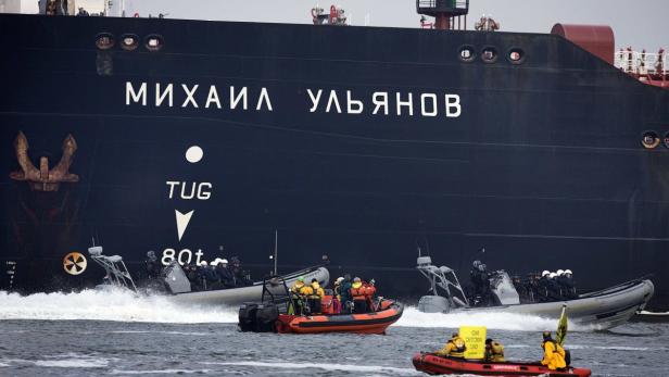 Mehrere kleine Boote umgeben den großen Eisbrecher „Mikhail Ulyanov“.