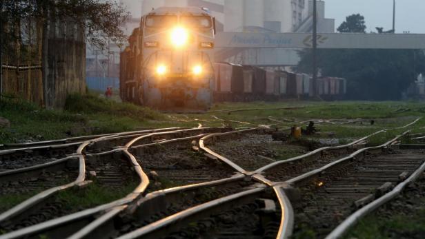 Ein Zug verlässt den Hafen von Santos, Brasilien.