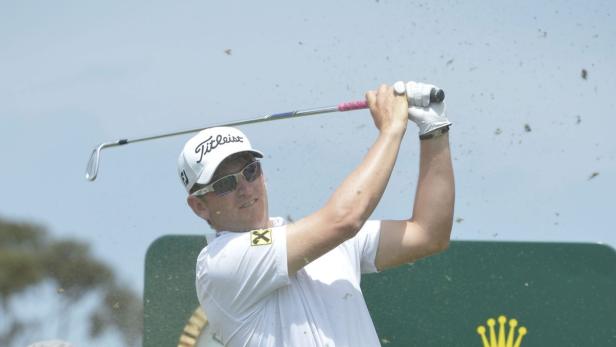 Ein Golfspieler schwingt seinen Schläger während eines Golfturniers.
