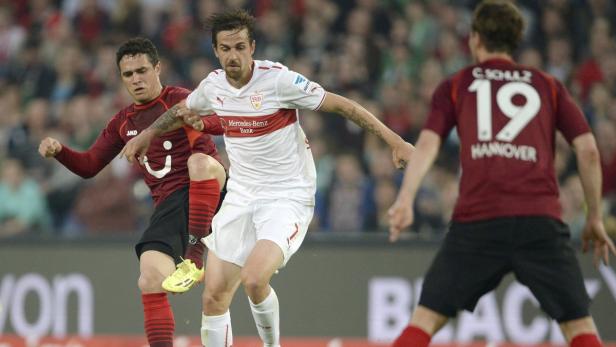 Zwei Fußballspieler kämpfen um den Ball während eines Spiels.