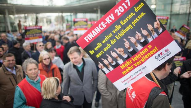 Bankangestellte demonstrieren für eine österreichweite Gehaltserhöhung