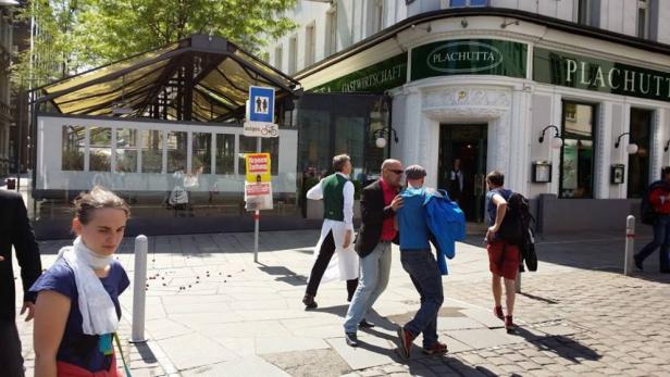 Passanten vor dem Restaurant Plachutta in Wien.