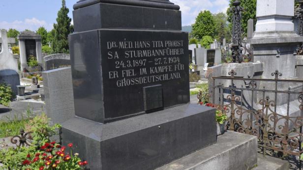 Jahrelang sorgte das Nazi-Symbol auf einem Grab am Zentralfriedhof für Diskussionen. Seit kurzem ist es nicht mehr sichtbar.