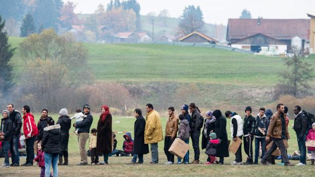 Flüchtlinge am deutsch-österreichischen Grenzübergang.