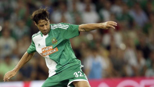 Ein Fußballspieler im grün-weißen Trikot von Rapid Wien mit der Nummer 32.