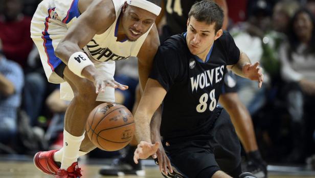 Zwei Basketballspieler kämpfen um den Ball.