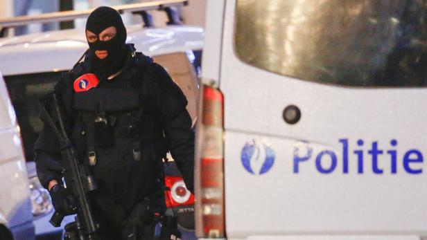 Belgische Spezialeinheiten bei der Hausdurchsuchung in Brüssel.