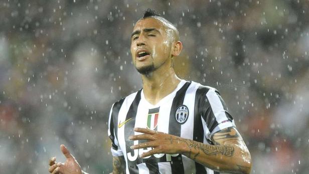 Arturo Vidal, ein Fußballspieler von Juventus Turin, steht im Regen.