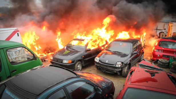 Das Feuer brach am Sonntag gegen 14 Uhr aus