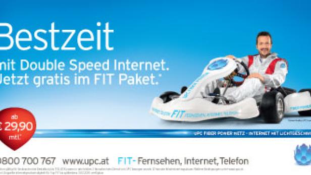 Ein Mann im Rennfahreranzug sitzt in einem weißen Go-Kart vor einem blauen Hintergrund.