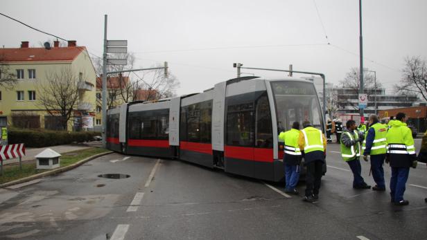 Die Bim war Sonntag gegen Mittag entgleist