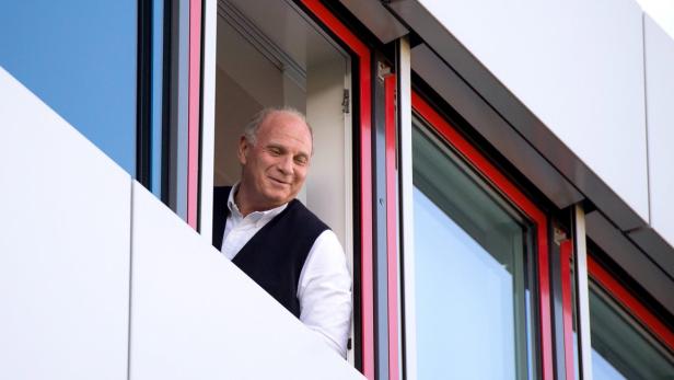 Uli Hoeneß schaut aus einem Fenster des FC Bayern Campus.