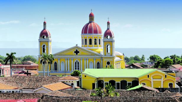 Die gelbe Kathedrale von Granada in Nicaragua mit roter Kuppel und Türmen.