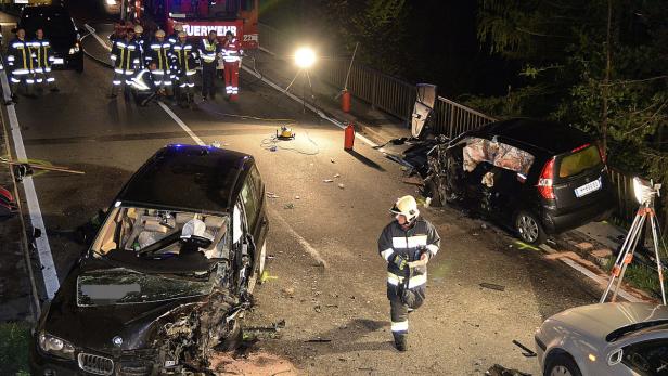 Nach einem schweren Verkehrsunfall sind Feuerwehrleute im Einsatz.
