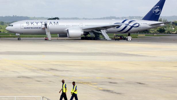 Ein Air France-Flugzeug der SkyTeam-Allianz steht auf einem Rollfeld.