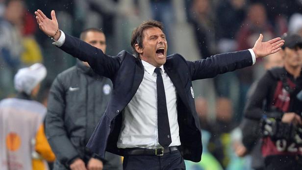 Antonio Conte, der Trainer, jubelt mit weit geöffnetem Mund und erhobenen Armen.