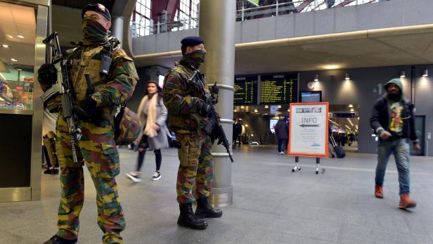 Soldaten im Zentralbahnhof von Brüssel.