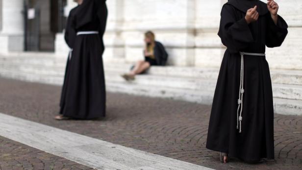 Franciscan friar Alessandro Brustenghi, 34, gestur "Ich war der sogenannte Kuttenbrunzer oder Kerzerlschlucker in der Partie." - REKOS-Gründer Ewald Stadler fühlte sich im rechtsrechten Sektor nicht akzeptiert.