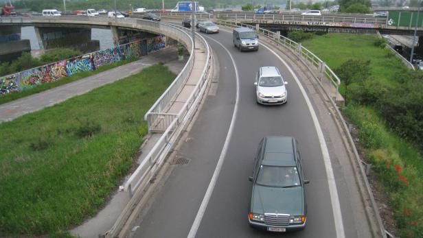 Zähflüssiger Verkehr: Blick vom Nordsteg auf ein Wiener Nadelöhr namens Nordbrücke