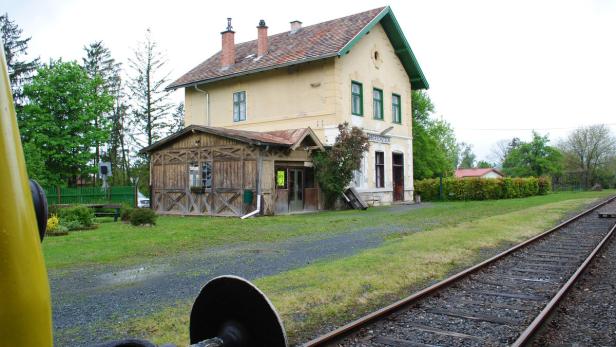 Das Bahnhofsgebäude und die Strecke können ersteigert werden, der Schätzpreis beträgt 481.295 Euro