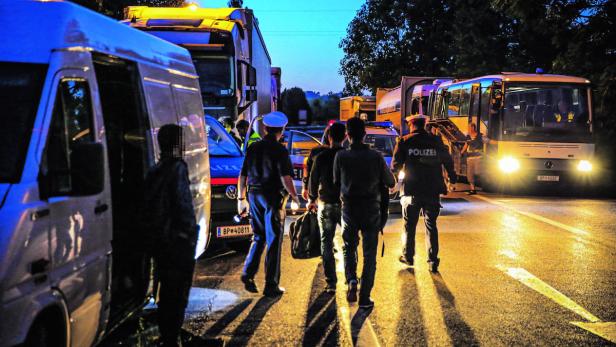 Auf der A25 (Welser Autobahn) und der A8 (Innkreisautobahn) gehen der Polizei – wie hier Ende August – immer wieder Schlepper ins Netz