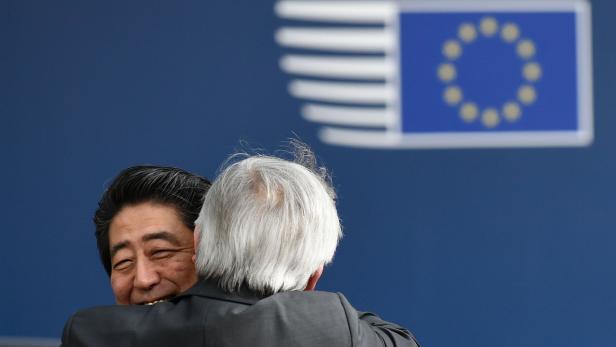 EU-Kommissionspräsident Juncker herzt Japans Premier Abe.