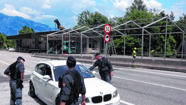 Carabinieri kontrollieren, in Kärnten wächst das Zelt für das Grenzmanagement