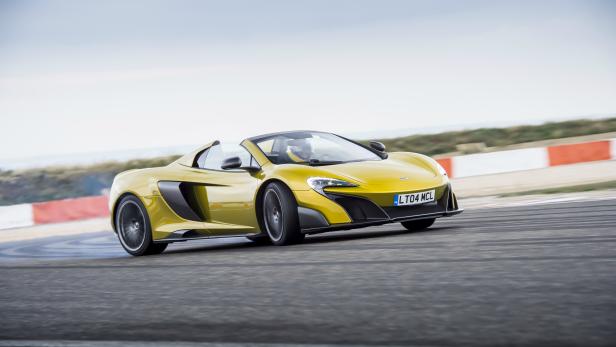 Ein gelber McLaren 675LT Spider auf einer Rennstrecke.