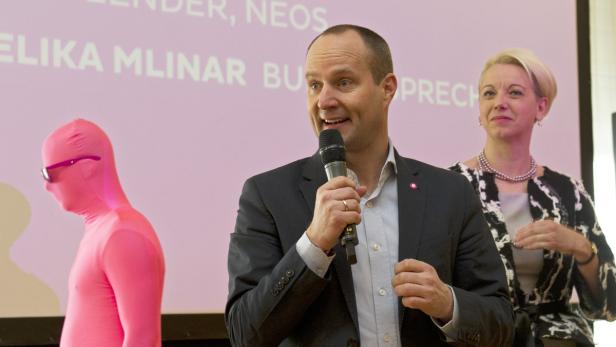 Neos-Chef Matthias Strolz (mit Spitzen-kandidatin Angelika Mlinar) will &quot;auf die Wadlbeißerei&quot; der ÖVP &quot;nicht eingehen&quot;