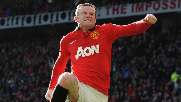 Wayne Rooney jubelt im Trikot von Manchester United vor einer Zuschauermenge.