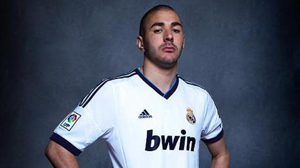 Karim Benzema im Trikot von Real Madrid vor einem grauen Hintergrund.