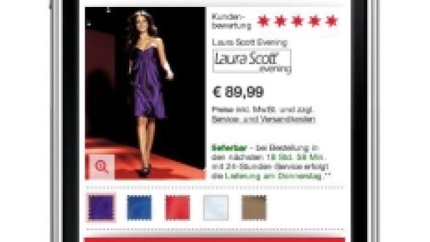 Auf dem Display eines iPhones ist die Otto-Website mit einem Angebot für ein Satinkleid zu sehen.