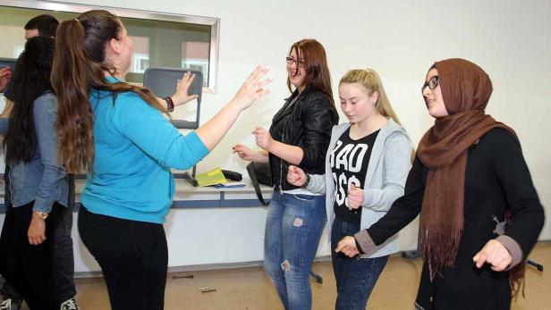 Eine Gruppe junger Frauen tanzt in einem Raum.