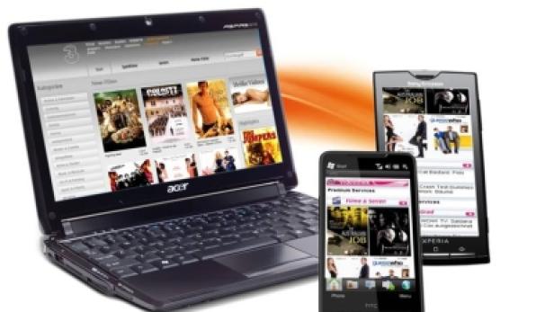 Ein Acer Netbook und zwei Smartphones zeigen Inhalte eines Online-Streaming-Dienstes.