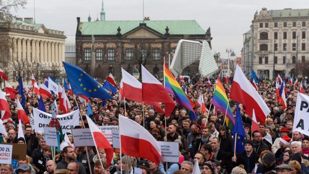 Proteste gegen die neue Regierung.