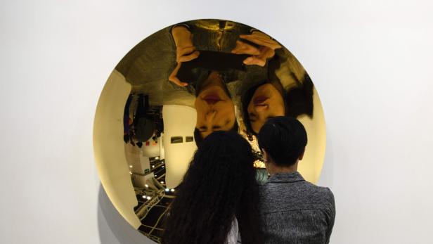 Der Blick auf den Kunstmarkt ist anfällig für Verzerrungen: Anish Kapoor&#039;s &#039;Mirros (Gold)&#039; auf der Art Basel in Hong Kong