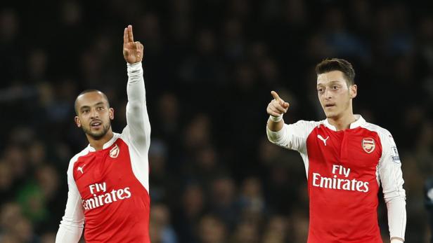 Theo Walcott und Mesut Özil jubeln während eines Fußballspiels.