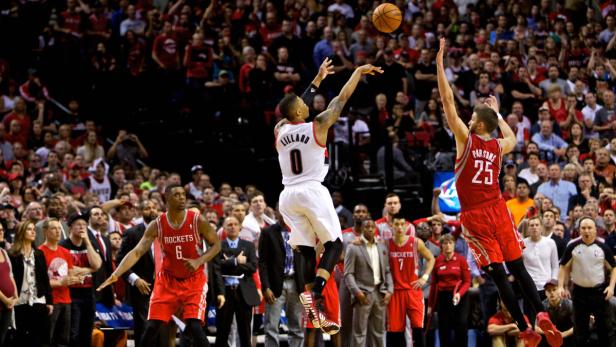 Damian Lillard wirft den Ball während eines Basketballspiels.