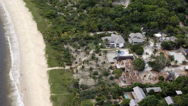 Baustelle im Paradies: Am 8. Juni sollen die Deutschen das Campo Bahia beziehen. Noch ist nicht alles fertig.