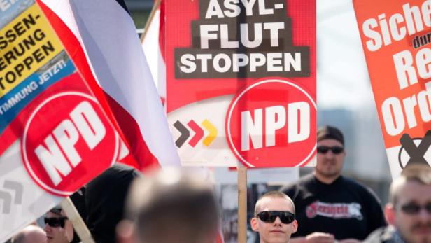 Provokation: Anhänger der rechtsextremen NPD bei einer Demonstration in Berlin im April.