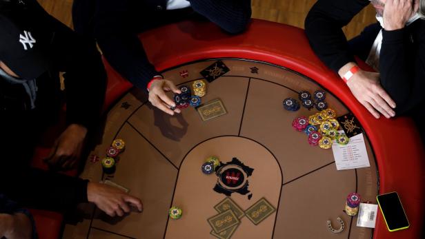Poker-König fungiert eigentlich nur als Veranstalter, vermittelt zwischen Pokerspielern