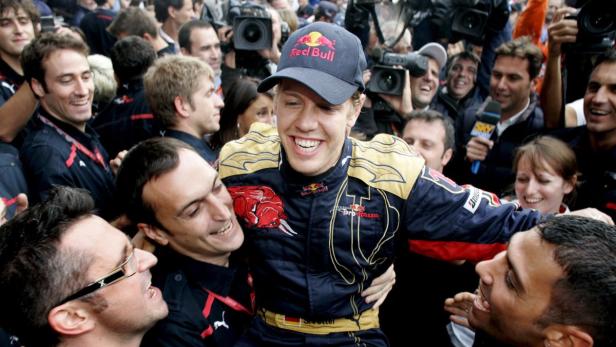Sebastian Vettel wird von Teammitgliedern umringt und gefeiert.