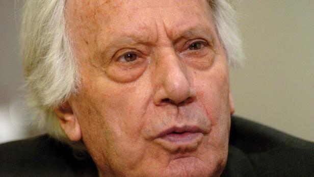 Nahaufnahme des Gesichts eines älteren Mannes mit weißem Haar.