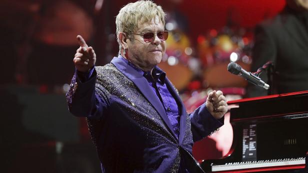 Elton John ließ sich im Rollstuhl durch Disneyland fahren.