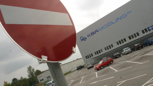 Ein „Verboten“-Schild steht vor dem Parkplatz der KBA Mödling AG.