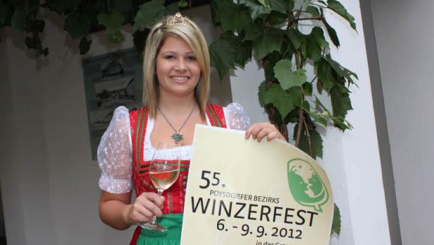 Eine junge Frau im Dirndl präsentiert das 55. Poysdorfer Bezirks-Winzerfest.
