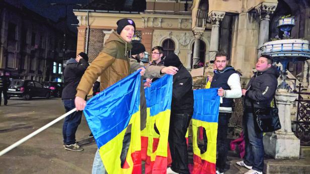 Demo mit den Fahnen, aus denen man damals das Wappen herausriss